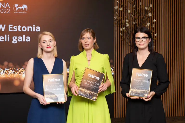 Johanna-Maria Lehtme (vasakult), Kersti Kaljulaid ja Kerli Ats