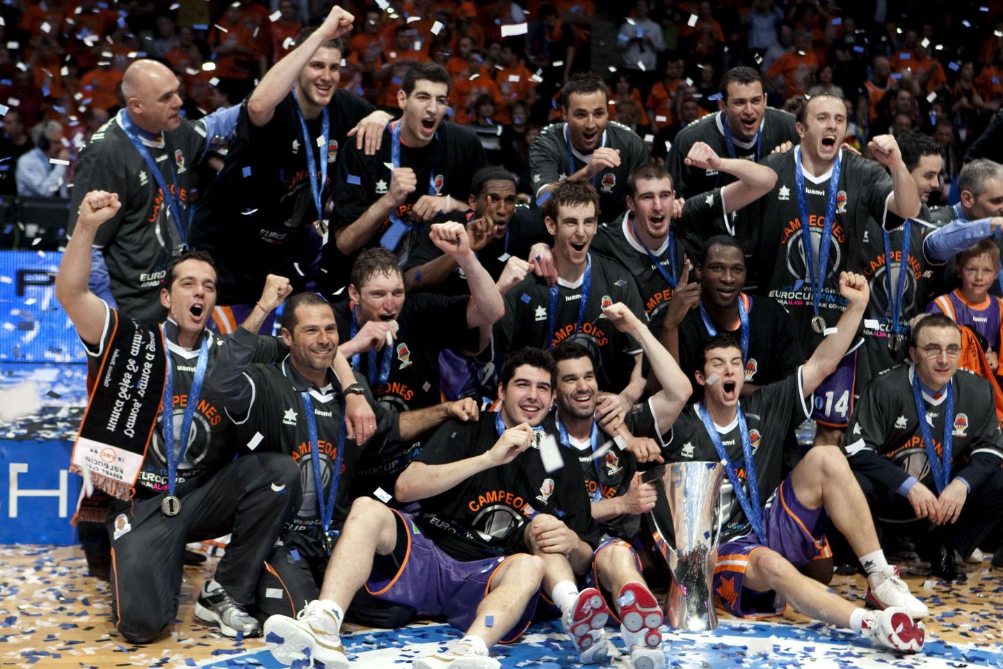 Valencia meeskonna mängijad Eurocupi võitu tähistamas.