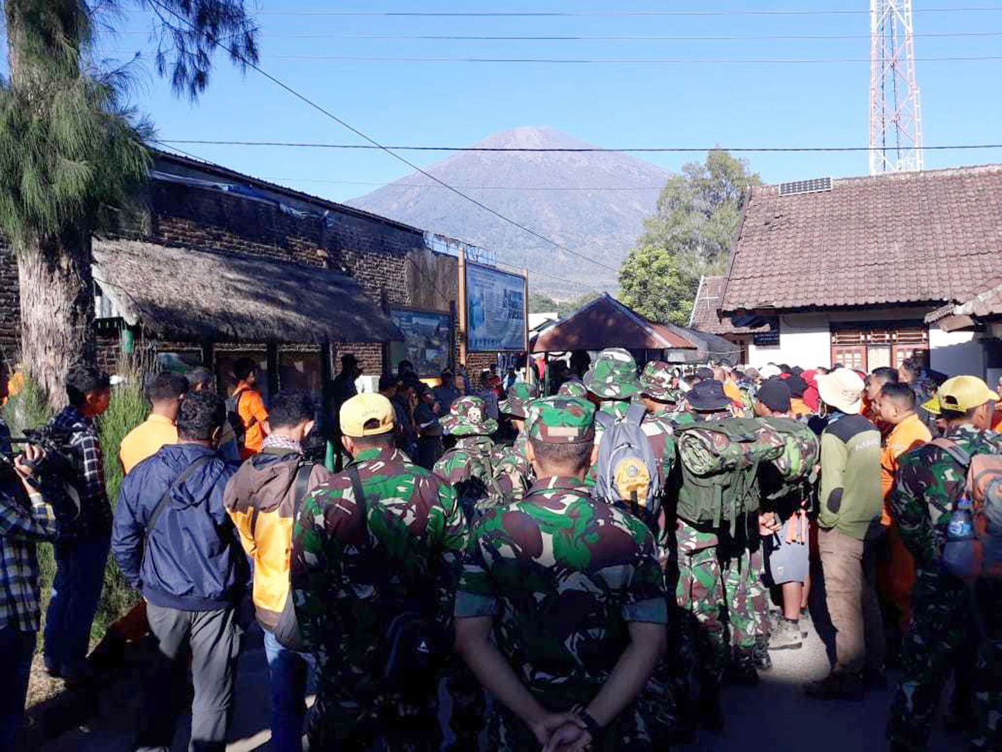 Indoneesia sõdurid ja päästemeeskond kogunemas, et alustada turistide evakueerimisega Rinjani mäelt (taustal).