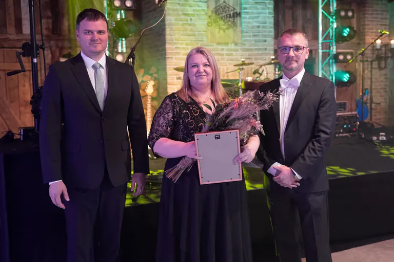 Regionaalminister Madis Kallas (vasakult), parim maamajanduseriala õppejõud 2023 Katrin Laos, MESi juhatuse liige Meelis Annus.