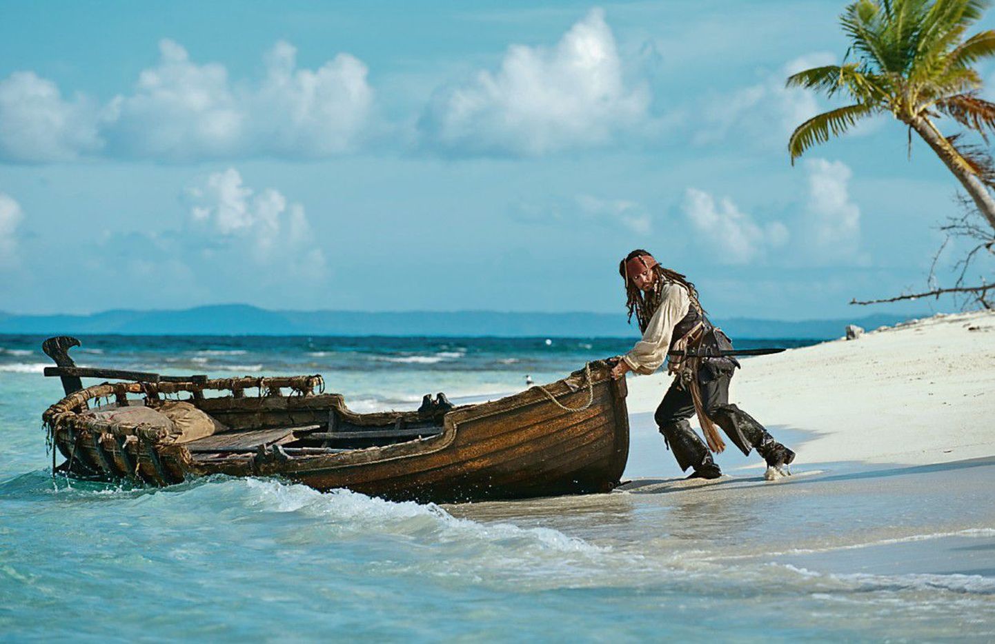 Капитан Джек Воробей (Джонни Депп) решил проучить свою подругу и сбежать с острова.