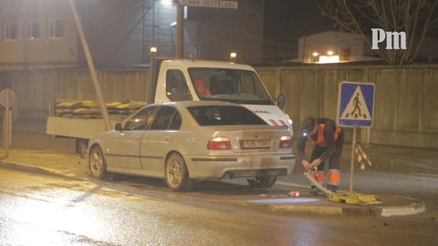 Fotod ja video: BMW sõitis Tallinnas maha liiklusmärgi ja rammis laternaposti