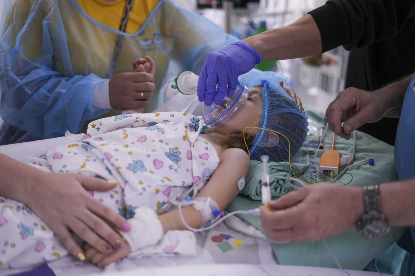 5 gadus vecā ukraiņu meitene Karīna Andreiko Vulfsonas medicīnas centrā gatavojas sirds operācijai, kuru veiks ārsta Sagi Assa, invazīvās pediatriskās kardioloģijas vadītāja no bezpeļņas organizācijas "Save A Child s Heart", komanda. Holonā, netālu no Telavivas, Izraēlā, pirmdien, 2022. gada 2. maijā. Andreiko Izraēlā saņēma ārstēšanu no sirds defekta, ko nav iespējams veikt viņas kara izpostītajā dzimtenē.