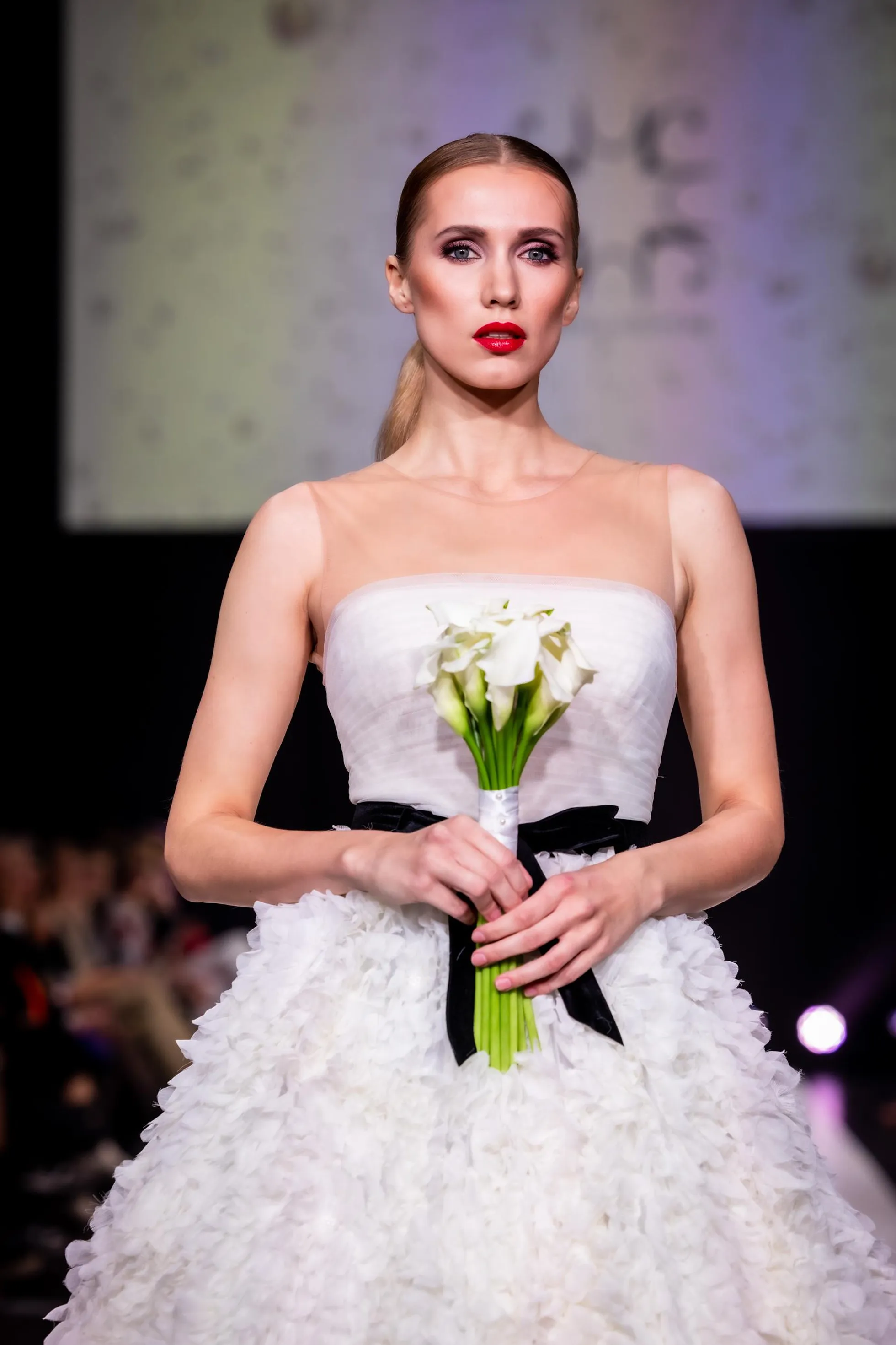 Etenduse finaalis lennutati publiku sekka kaheksa pruudikimpu. Mammu Couture. FOTO: