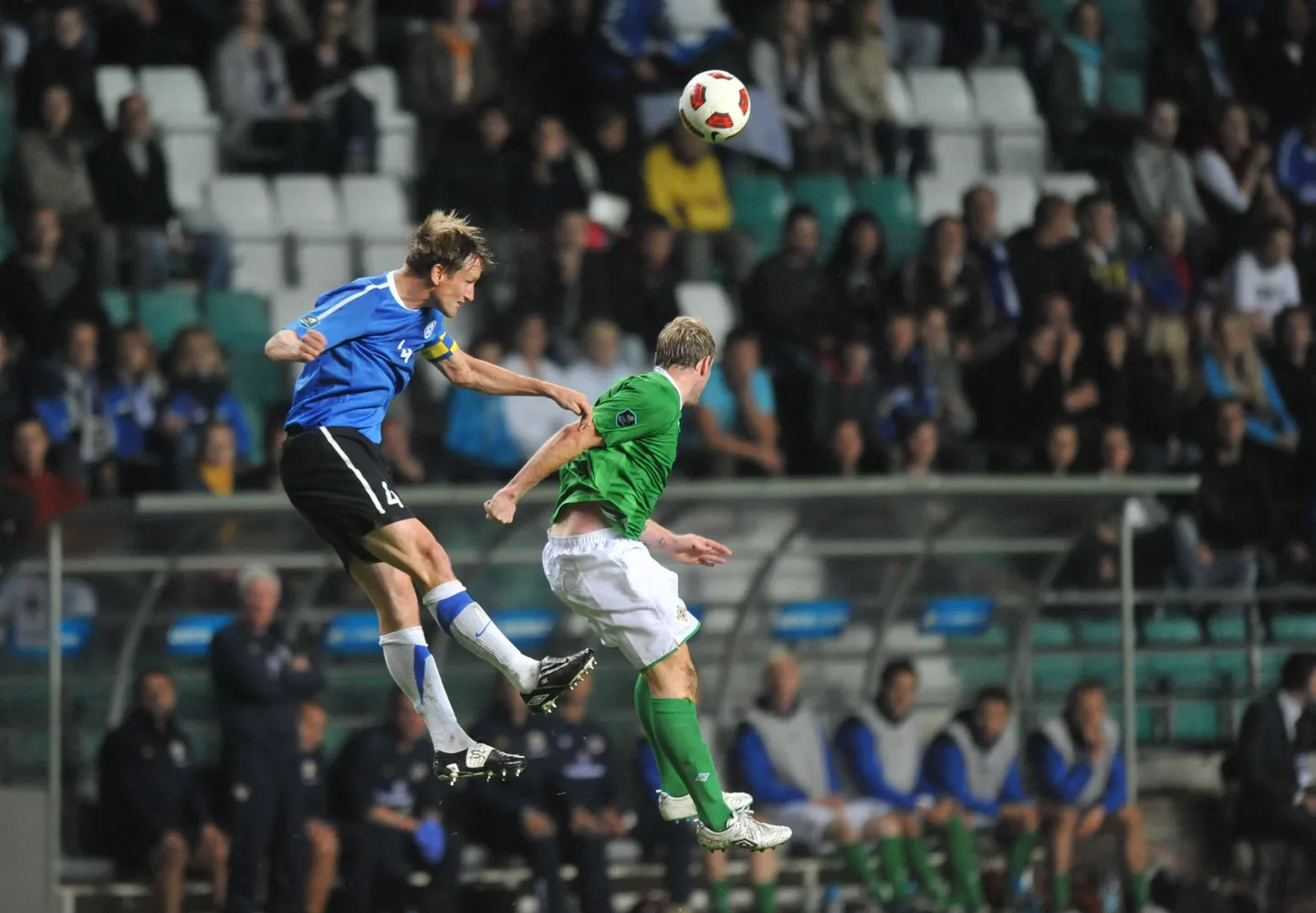 Raio Piiroja ja Gareth Mcauley Tallinnas toimunud mängul palli pärast võitlemas.