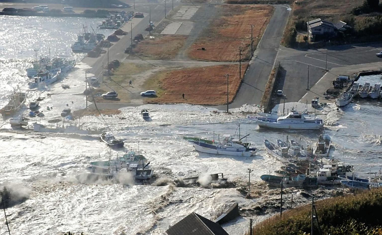 Tsunamilaine kandmas 11. märtsil 2011 Jaapanis paate ookeanile