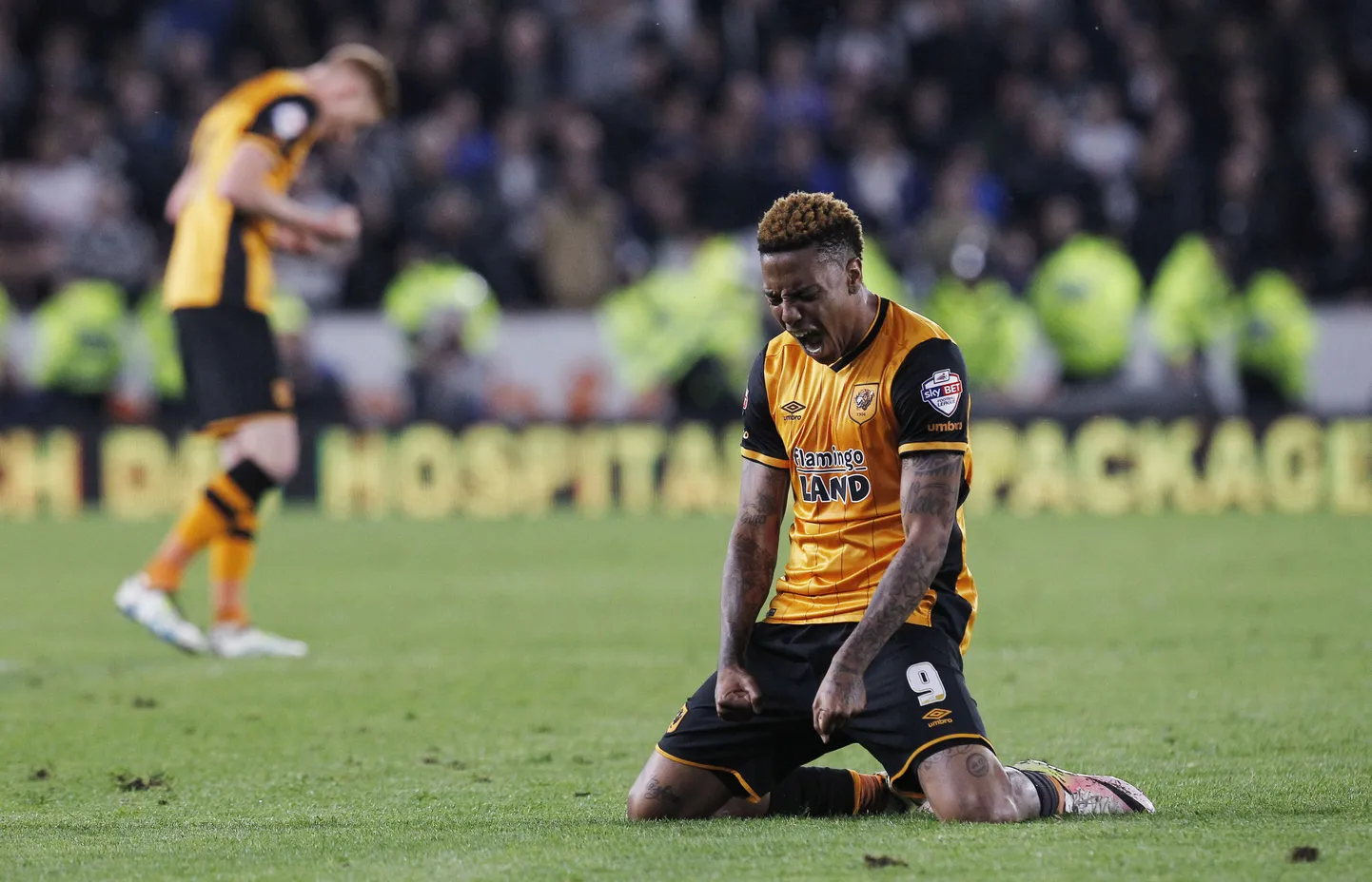 Hull City mängija Abel Hernandez rõõmustab Wembleyle pääsemise üle.