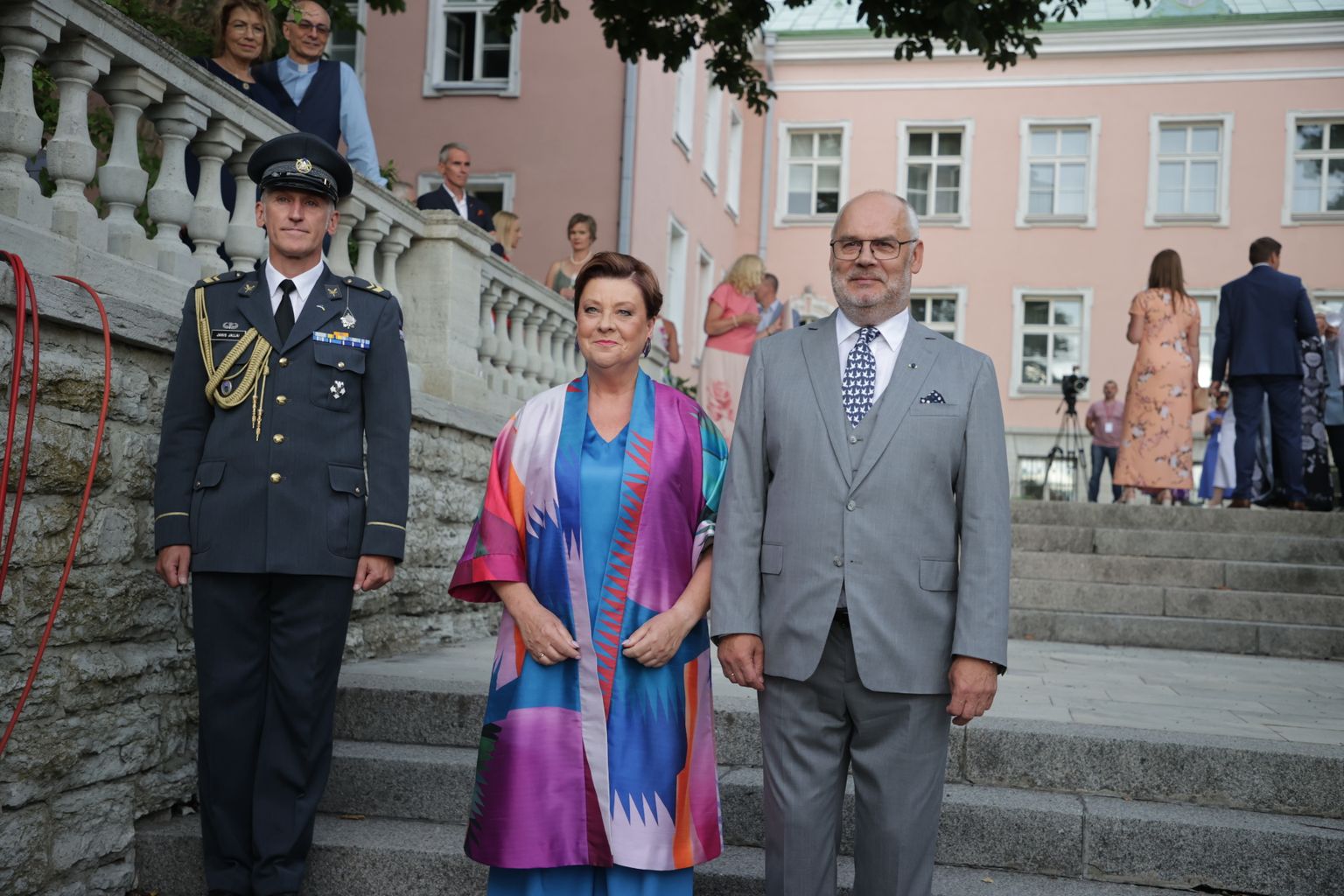 Президент Алар Карис с супругой Сирье Карис в Розовом саду Кадриорга 20 августа 2022 года.