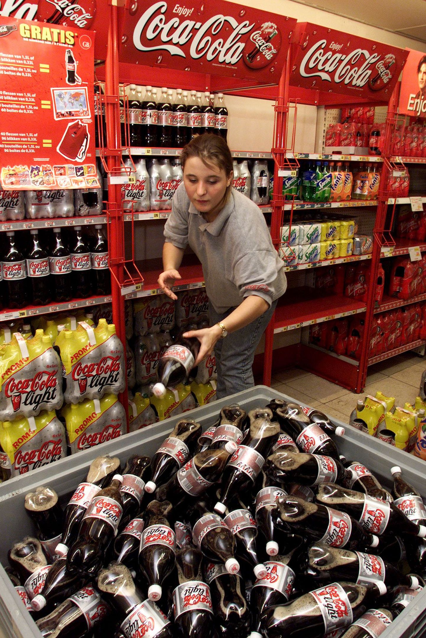 Coca-Cola Company seisukoha järgi ei saa nad aidata kaasa norralanna mõrvajuhtumi lahendamisele. Pildil Coca-Cola joogid kaupluse riiulil.