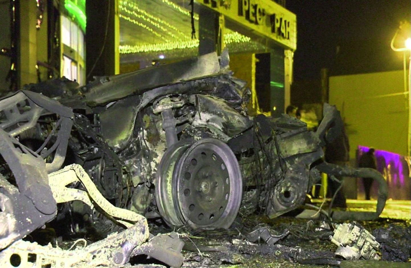 Autovrakk Mahhatškala restorani ees pärast eilset rünnakut.
