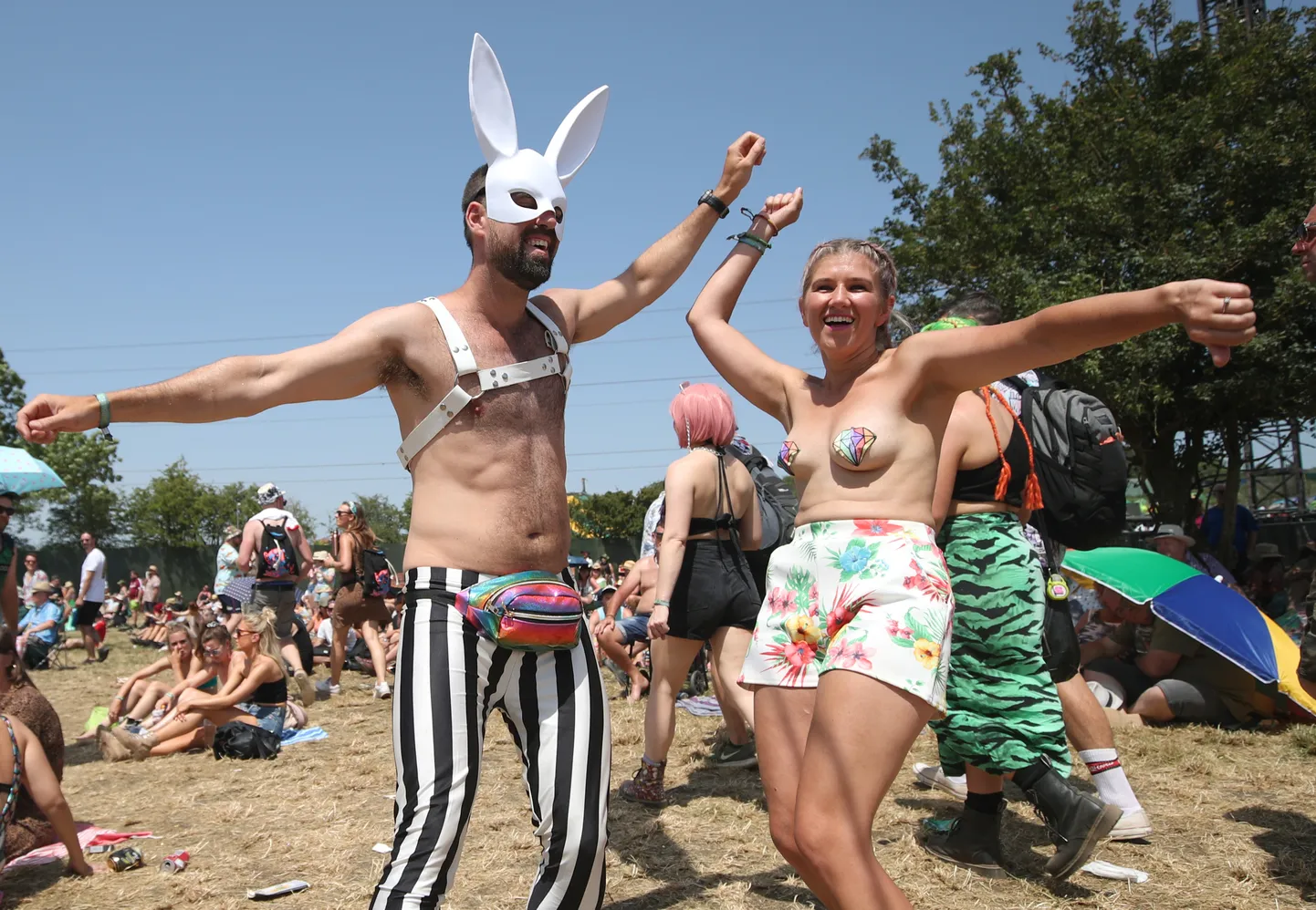Glastonbury külastajad, kes vaatamata kuumalainele festivali on nautimas