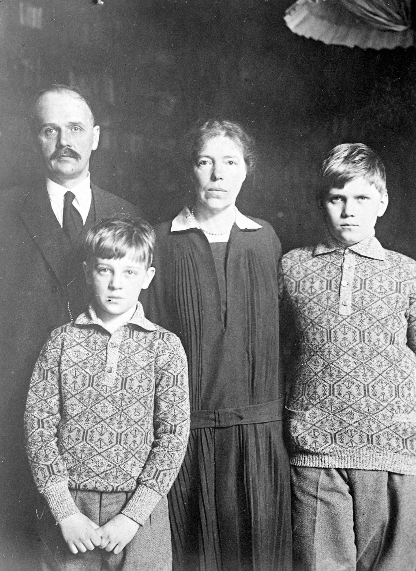 Venemaa suurvürstinna Olga, ta abikaasa, kapten Nikolai Kulikovski ja nende kaks poega Taanis. Austraalias surnud Leonid Kulikovski oli Olga lapselaps