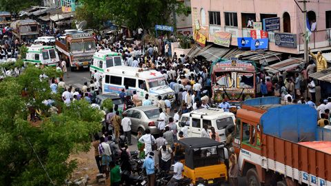 В Индии грузовик протаранил толпу людей: погибли не менее 20 человек (фото, видео)