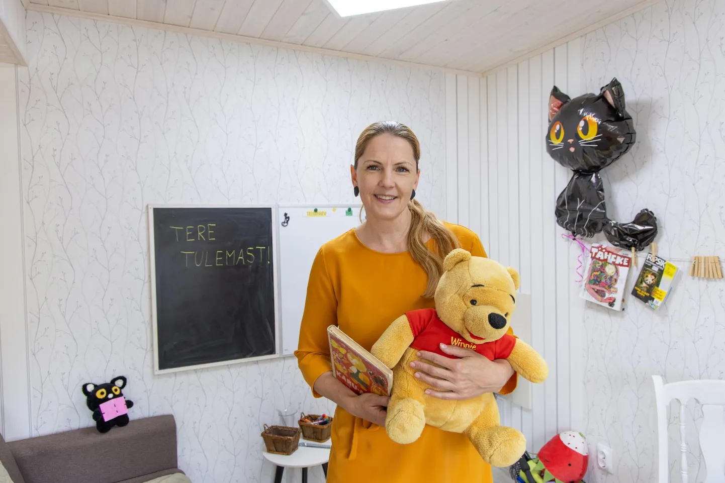 Lasteaiaõpetaja Liina Steinfeld avas Viljandis Kõue tänaval Emmeliine õpitoa, kus aitab lapsi enne kooli järje peale. Eelkõige vajavad lapsed abi lugemisega.