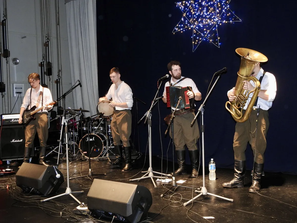 Tautas mūzikas grupa "Motorizuotas Tankuojis" (Lietuva).