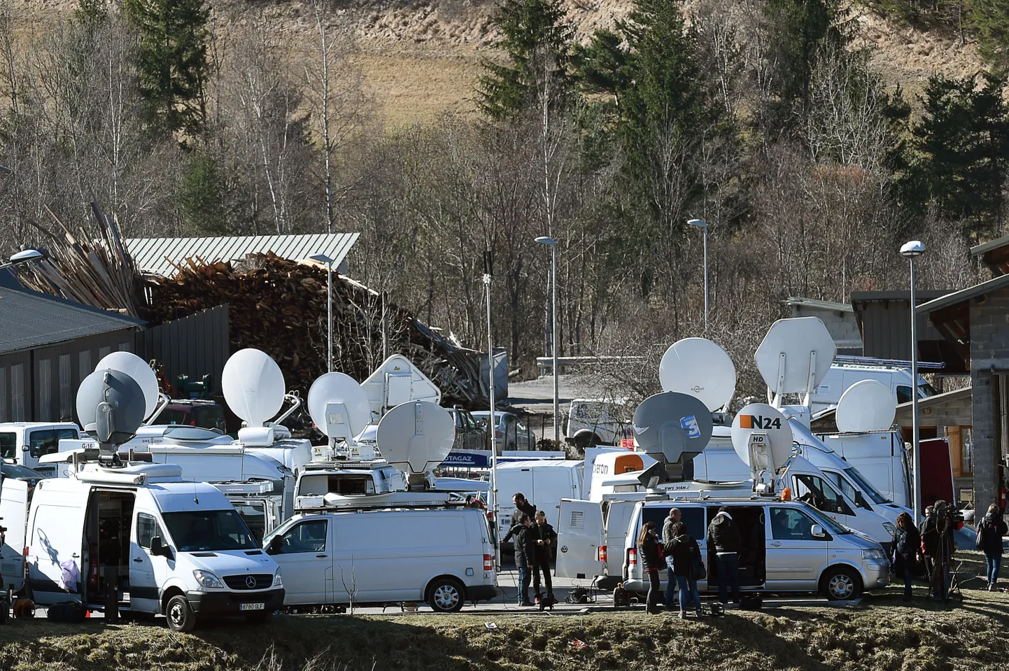 Ajakirjanikud täna Seyne-les-Alpes'i õhujõudude baasi juures, lootes saada uut informatsiooni Germanwingsi lennukatastroofi kohta.