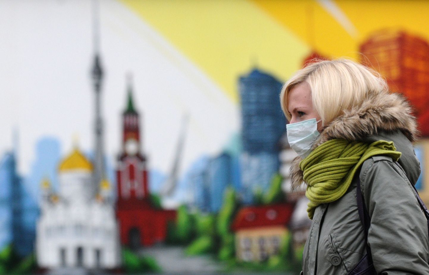 Gripimaskiga naine Moskva tänaval
