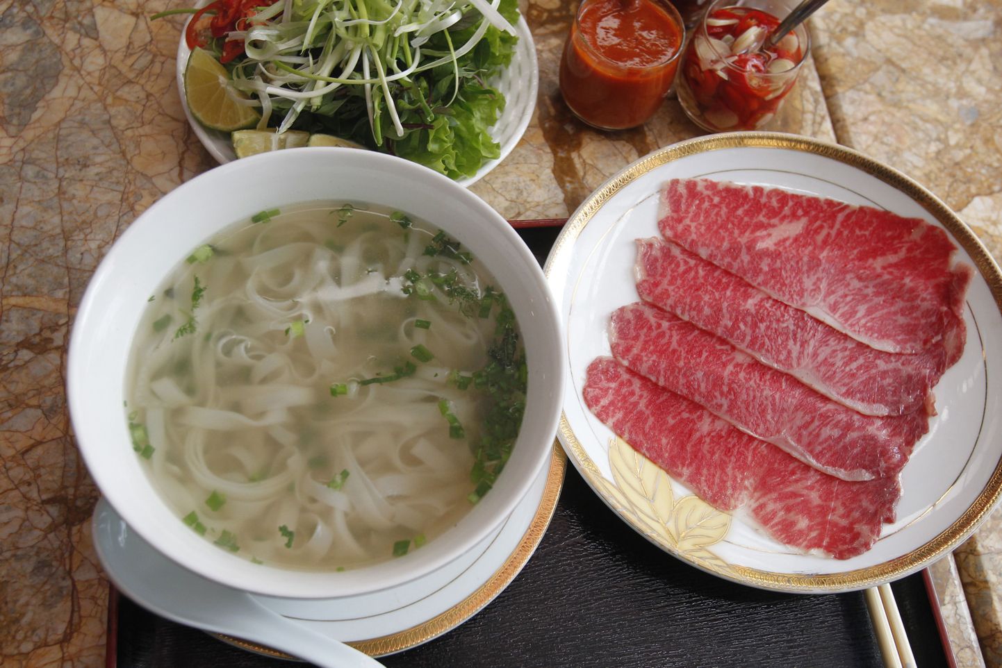 Kobe liha ja Vietnami traditsioooniline pho supp