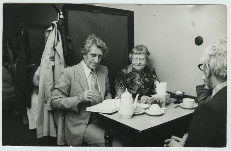 Kohvikulauas (vasakult) professor Eduard Vääri, arhitektuuriloolane Niina Raid ja professor Paul Ariste, 1975. Tartu Linnaajaloo Muuseumid
