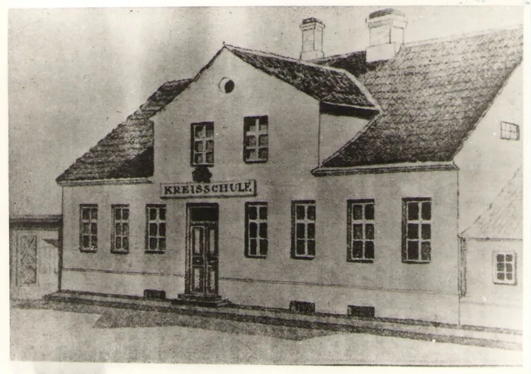 Negatiiv. Rakvere kreiskool enne kahekorruseliseks ehitamist.