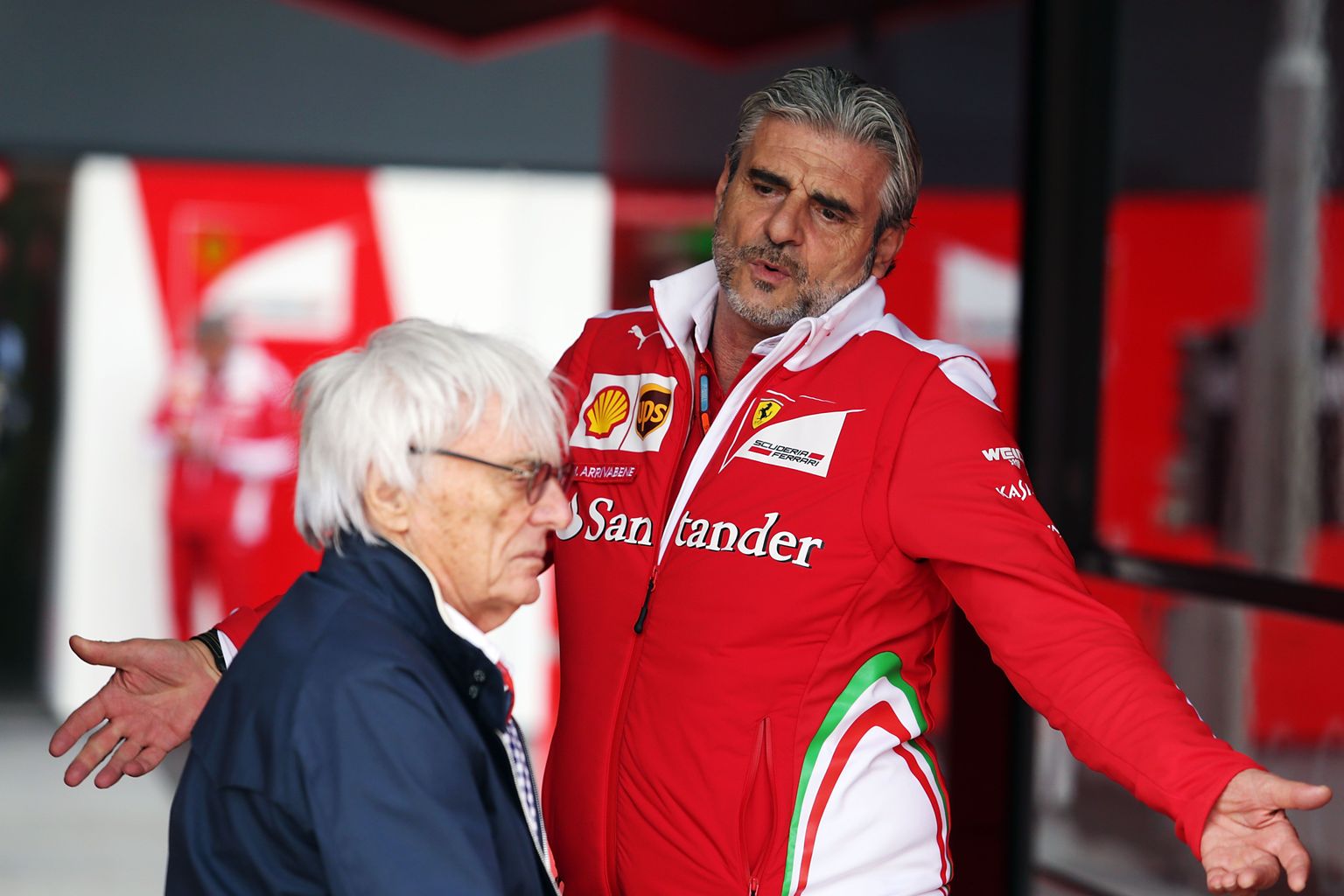 Vormel-1 võistkondade juhtidel eesotsas Ferrari bossi Maurizio Arrivabenega (paremal) on palju küsimusi. Vastuseid peab andma Bernie Ecclestone (esiplaanil).