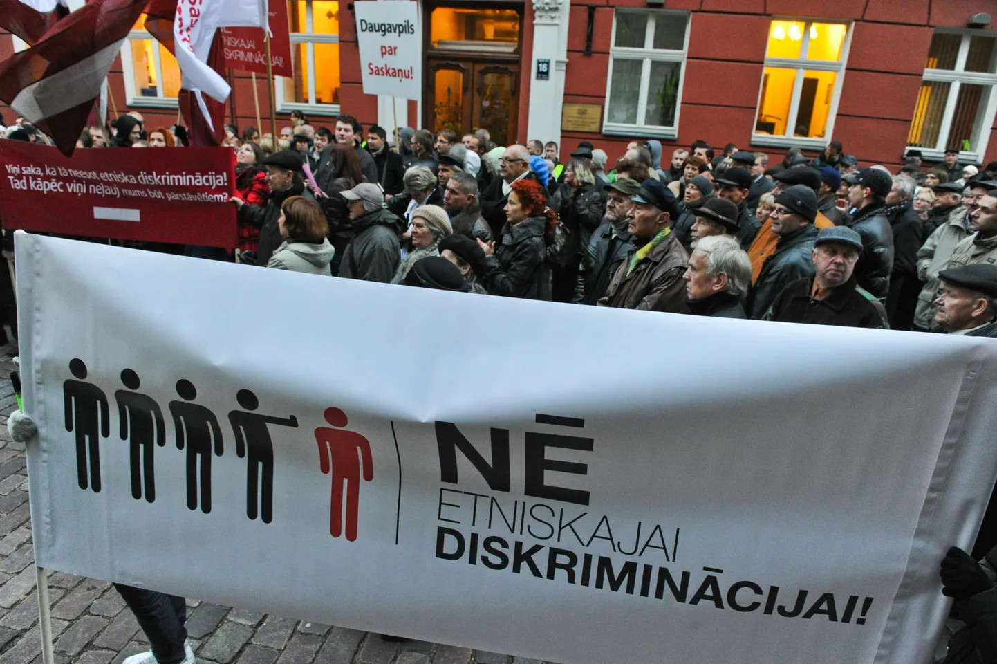 Митинг, организованный "Центром согласия", перед зданием латвийского парламента.