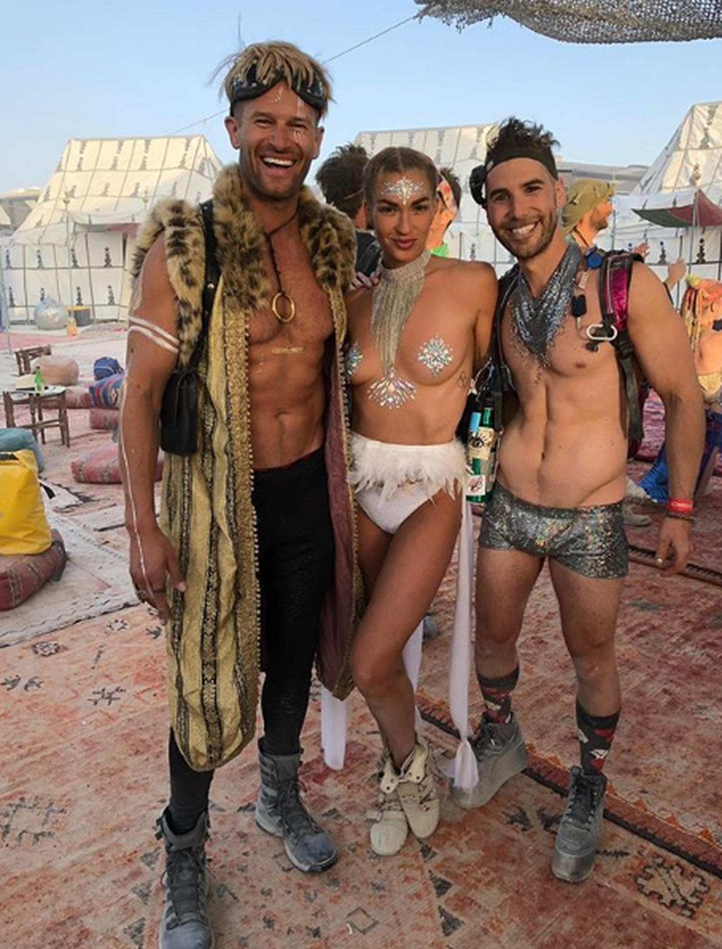 Johann Urb ja abikaasa Rachel Emma pulmatseremoonia Burning Man festivalil.