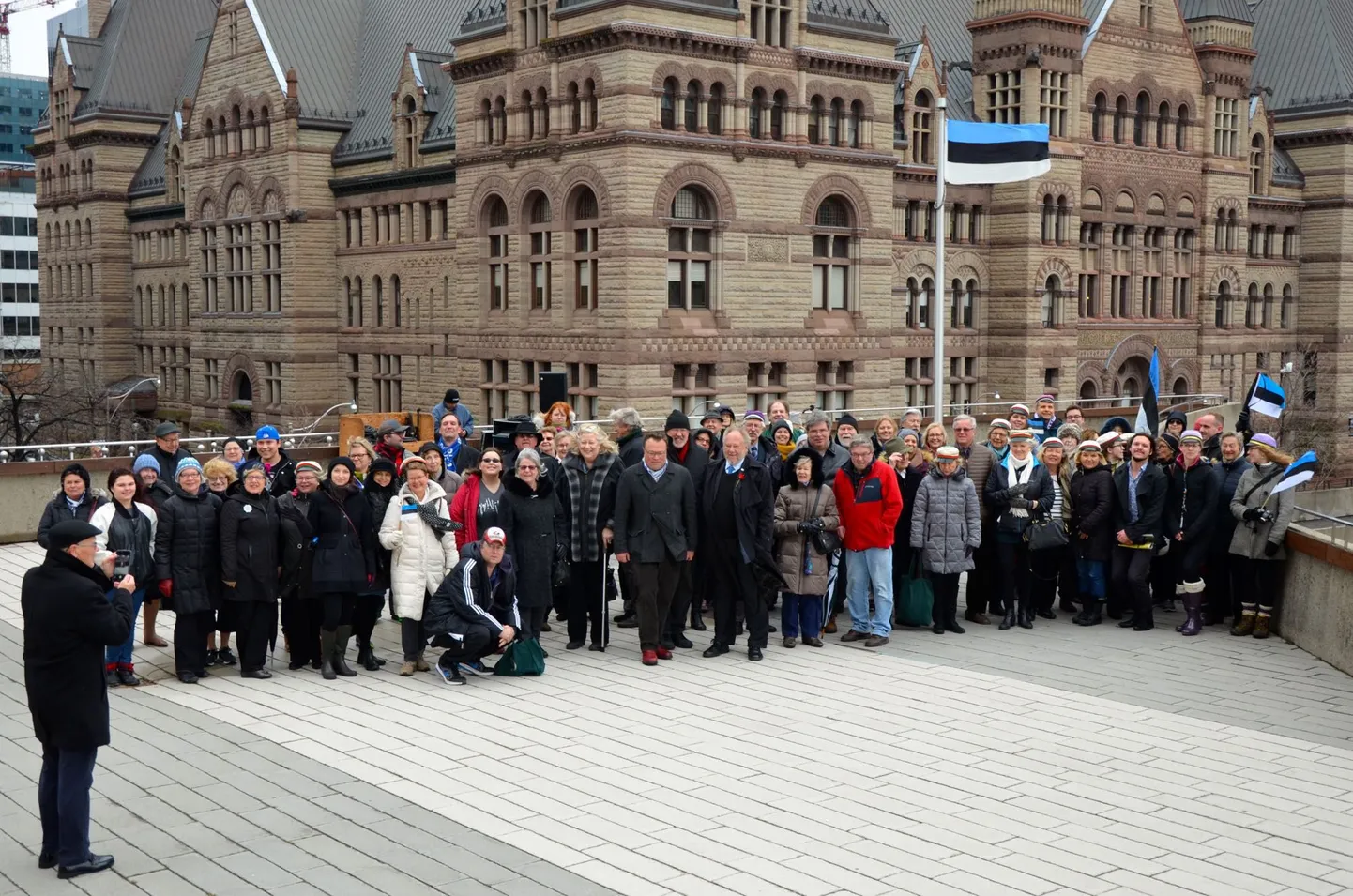 Eestlased Torontos vabariigi aastapäeval.