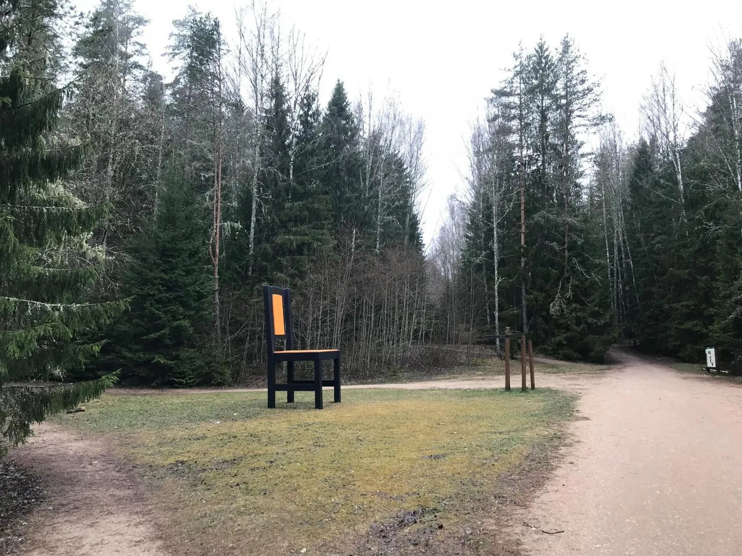 Nii tühjalt Taevaskotta kerkinud hiigel­tool enamasti ei seisa. Pigem kipub selle ümbrus olema üle­rahvastatud.