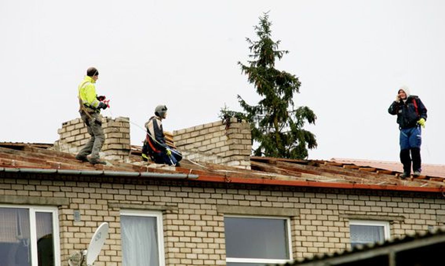 Tugevad tuuleiilid lõhkusid mitmete hoonete katuseid, ühe neist Näpil. Eile käisid seal tööd tormi tagajärgede likvideerimiseks.