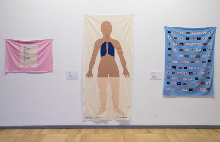 Gudrun Hasle teosed näitusel «Sõna mõjutus: puue, suhtlus, katkestus» Tallinna Kunstihoones. Vasakult paremale: «Jumal ema», «Inga sissu» ja «Vatavad». 