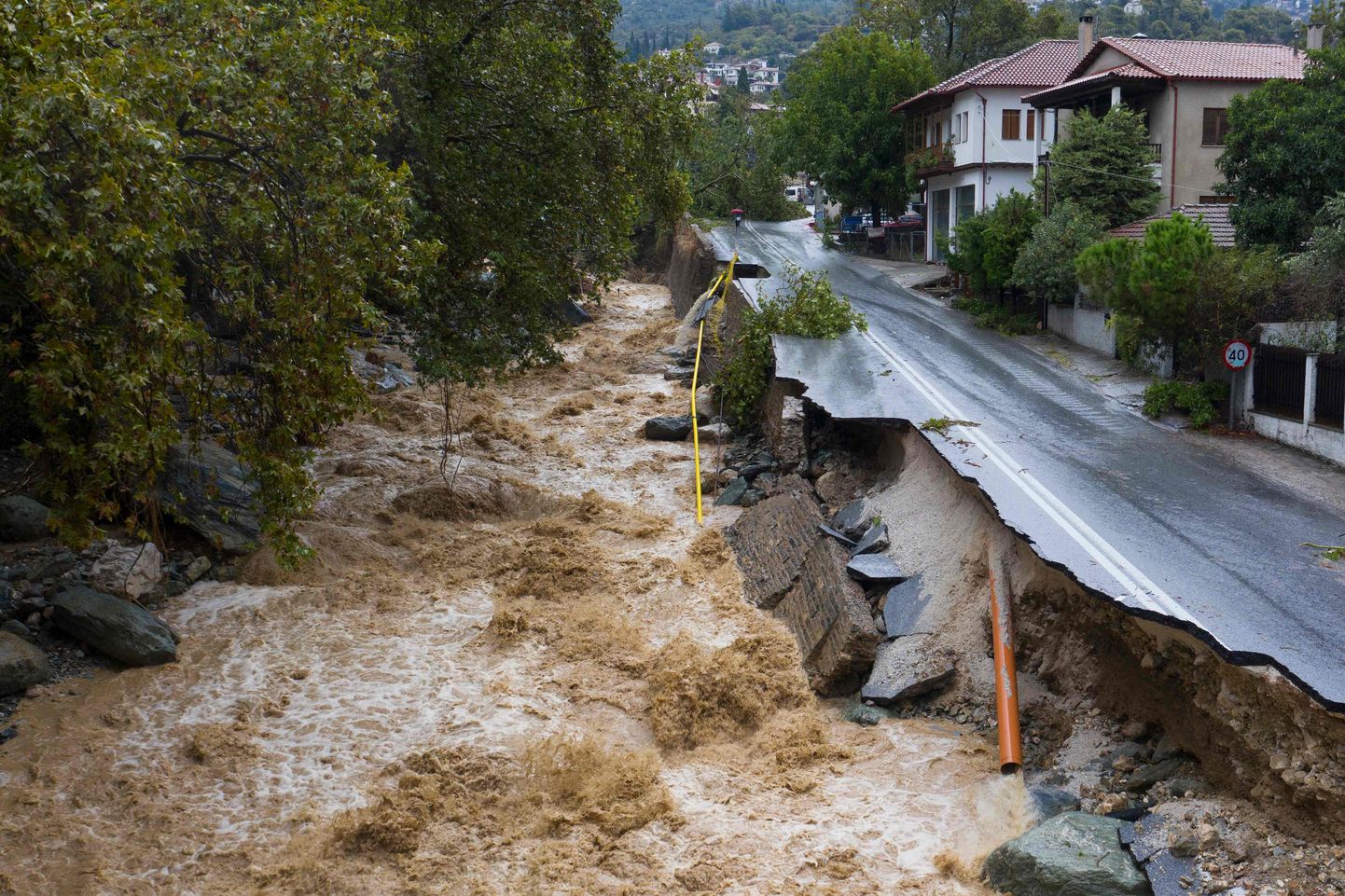 Kreekat räsiv torm on põhjustanud nii üleujutusi kui ka teede purunemist
