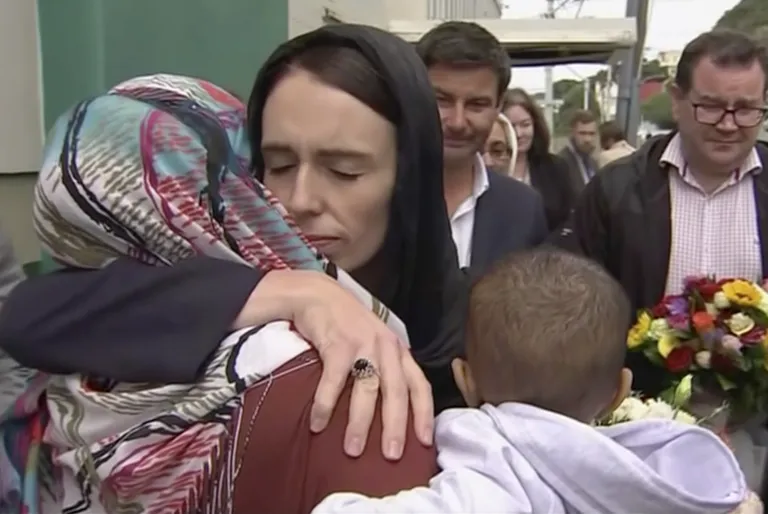 Kogu maailma on liigutanud peaministri Jacinda Arderni lohutav ja soe vastus riiki raputanud mošeerünnakule.