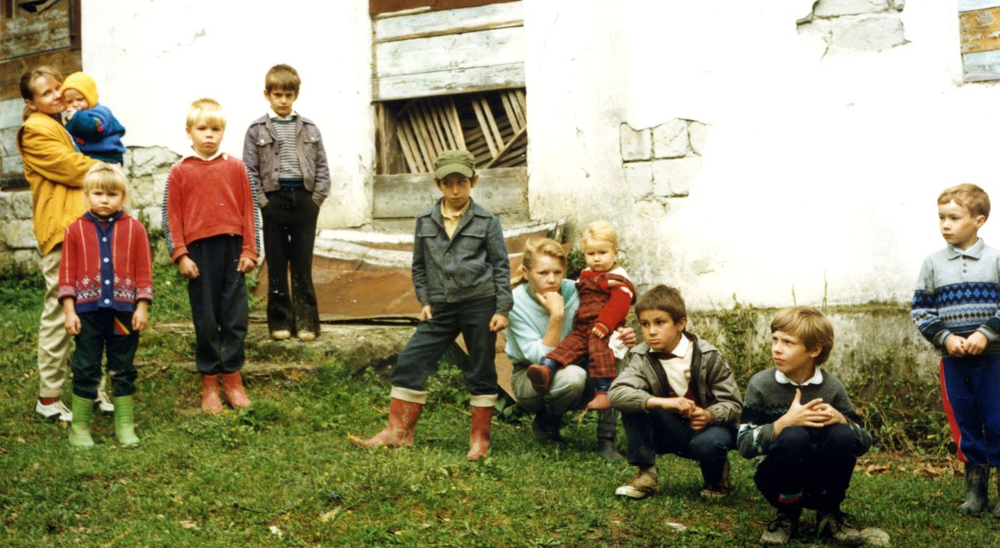 Abhaasia Sulevi kooli lapsed mais 1996 ehk kolm aastat pärast Abhaasia-Gruusia sõja lõppu. Tänaseks on ainult üks jõudnud Eestisse, kõik teised elavad kas endiselt kodukülas või sealkandis.