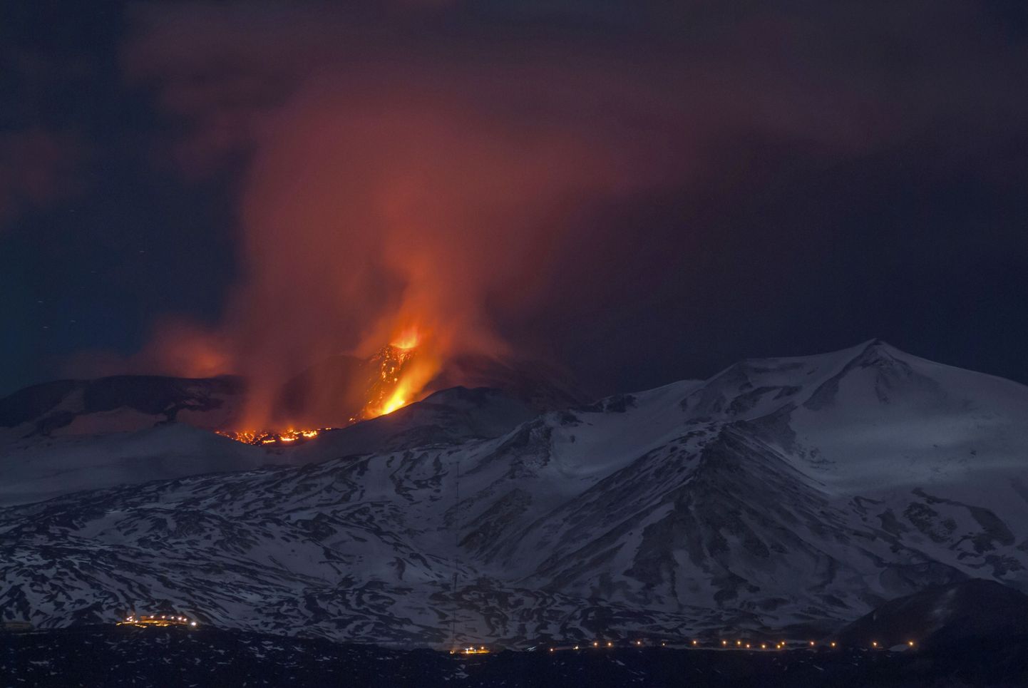 Vulkaan Etna täna varahommikul purskamas.