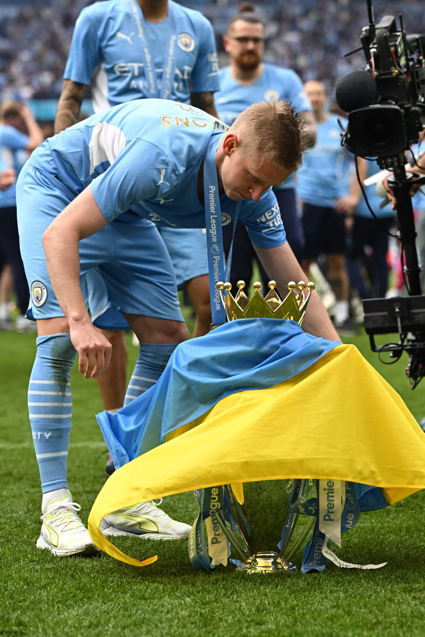 Oleksandr Zintšenko sidus Inglismaa meistritiitli tähistamisel Ukraina lipu võidukarika ümber.