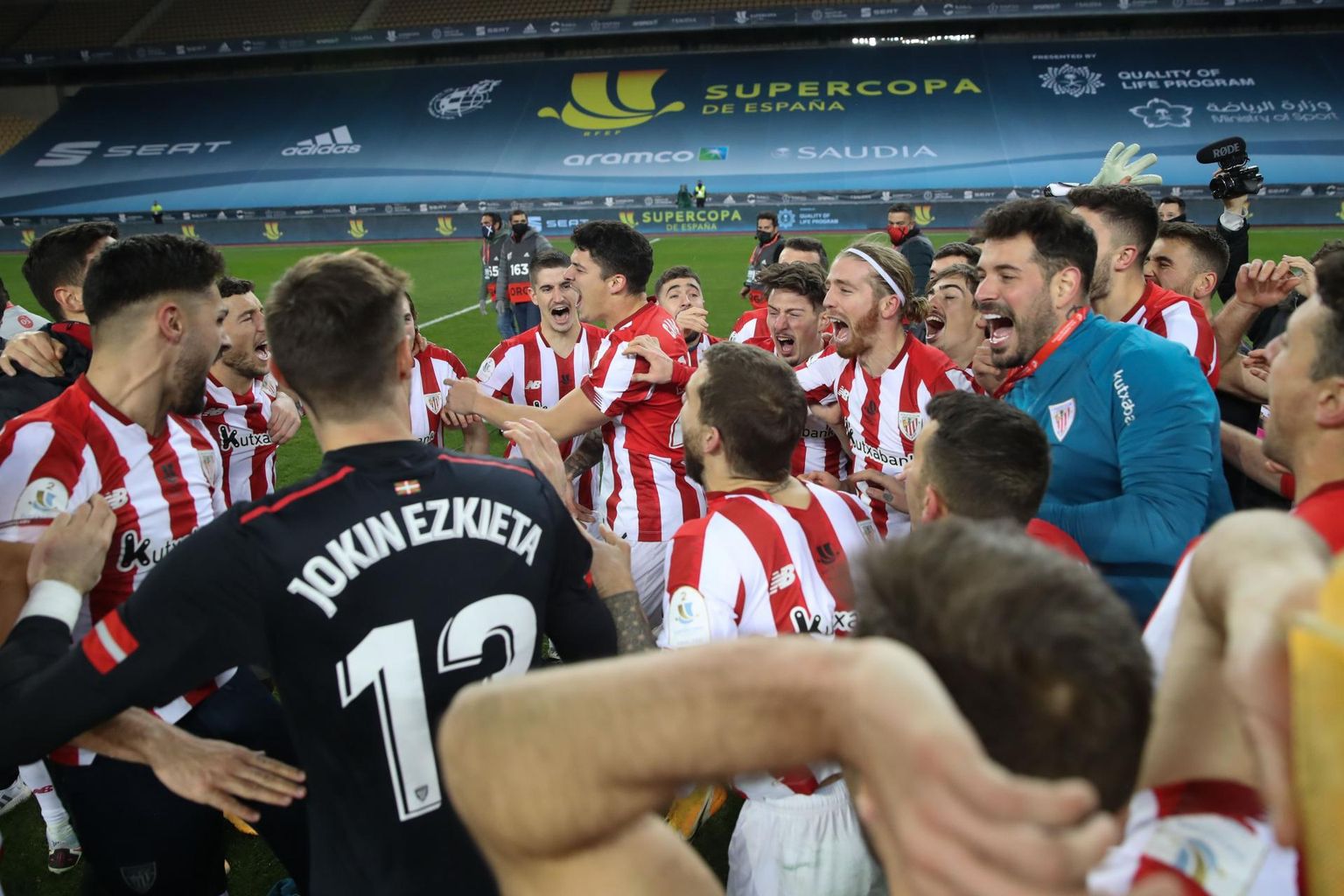 Bilbao Athleticu mängijad rõõmustavad pärast Barcelona alistamist superkarika finaalis. 