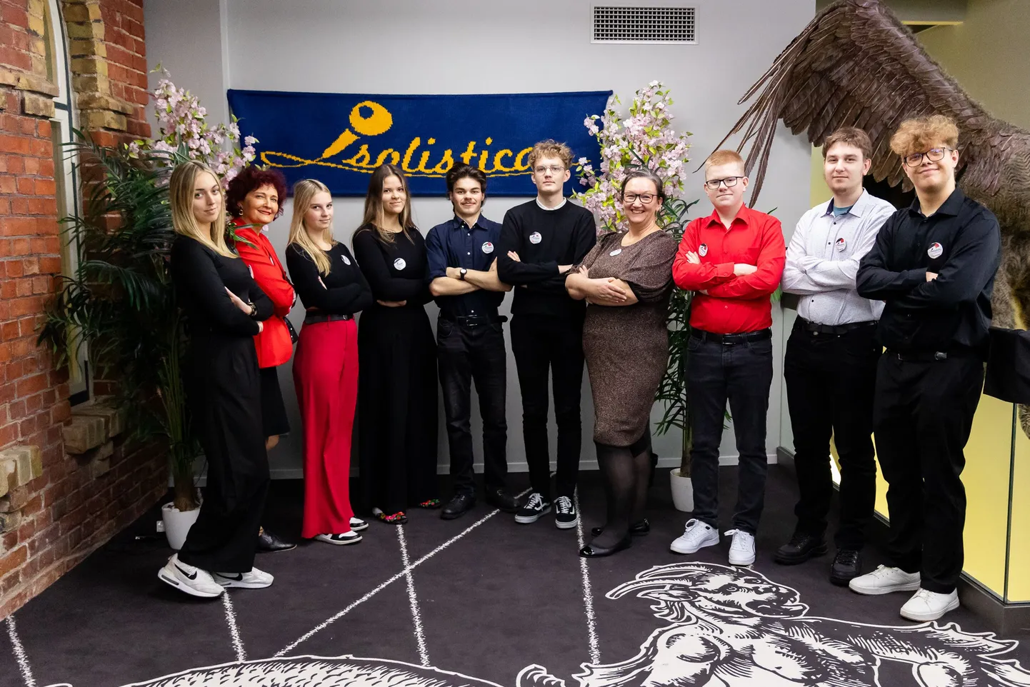 KORRALDUSTIIM: Osa eelmise ja ka selle aasta õpilasmeeskonnast. Vasakult Elizabeth Õunpuu, Laine Lehto, Kätlin Tamm, Kätriin Allik, Leo Sollich, Indrek Jaaska, Merle Rekaya, Romet Metsamaa, Oskar Kastein ja Geito Jermolov. Noored vabatahtlikud on Saaremaa gümnaasiumi, Kätlin KTGst.