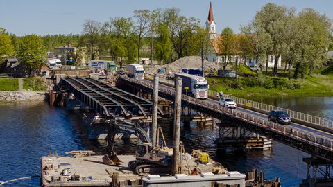 FOTO ⟩ Salacgrīvā satiksmei atver tiltu pār Salacu