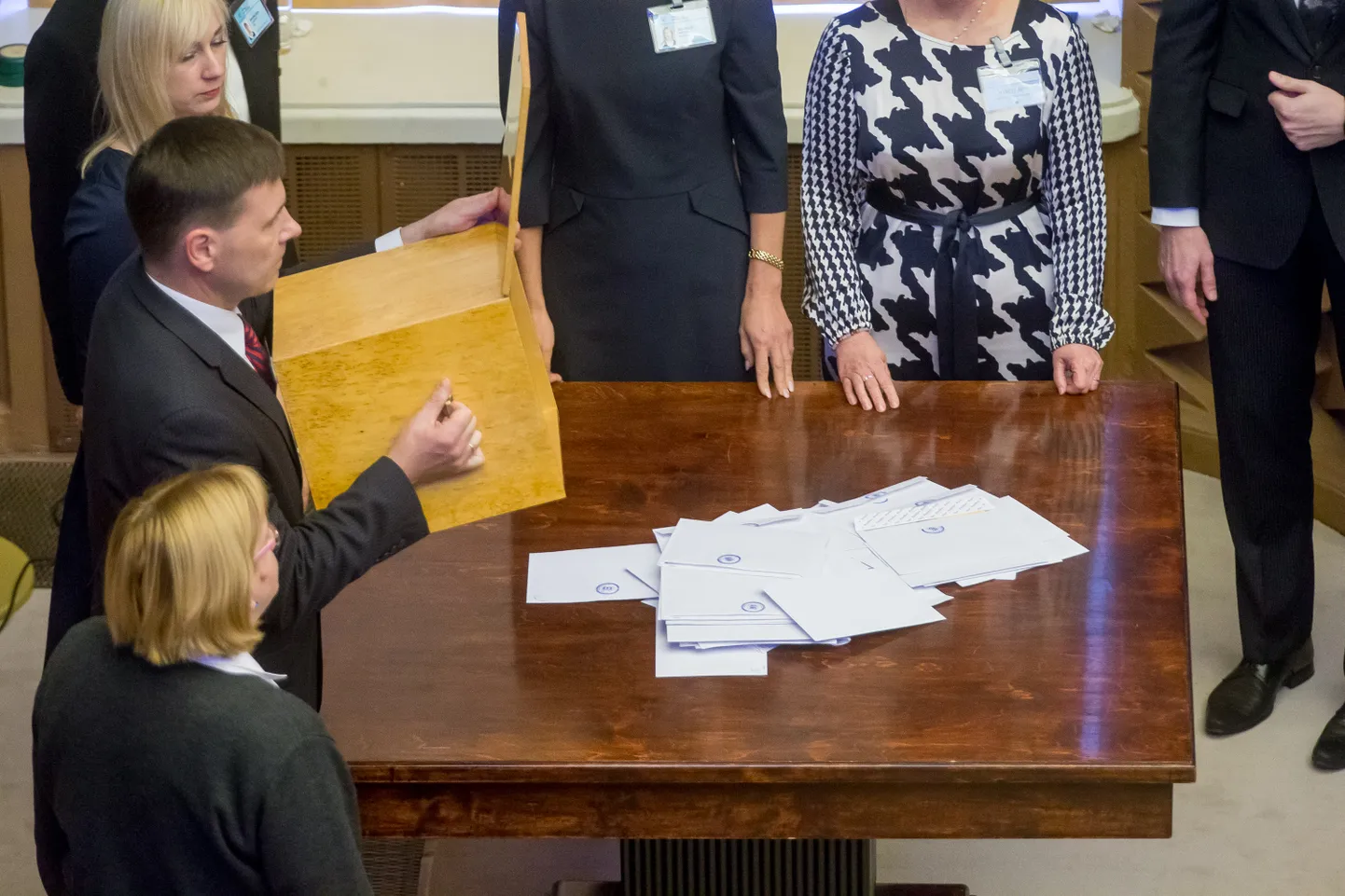 Presidendivalimised riigikogus 2016. aastal. Parandusettepaneku järgi riigikogus enam presidenti ei valitaks.