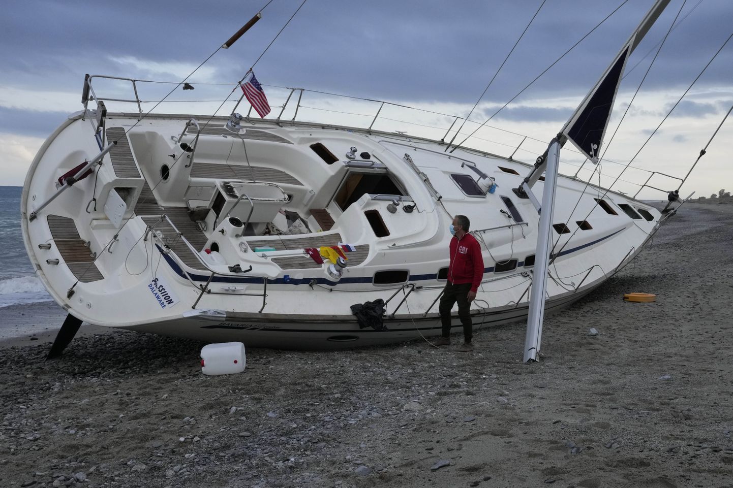 Punase Risti Itaalia osakonna president Antonio Bosco kaldale uhutud varastatud purjeka vraki juures Calabrias. 12 reisijale ette nähtud purjekaga tõid smugeldajad Türgist Itaaliasse 100 illegaalset immigranti.
