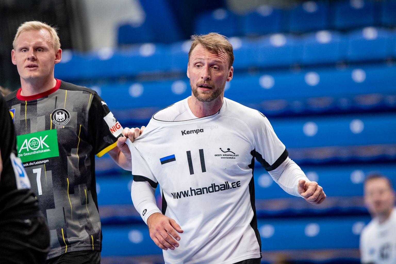 Hetk Eesti käsipallikoondise mängust Saksamaaga, mänguhoos on Martin Johannson (valges).