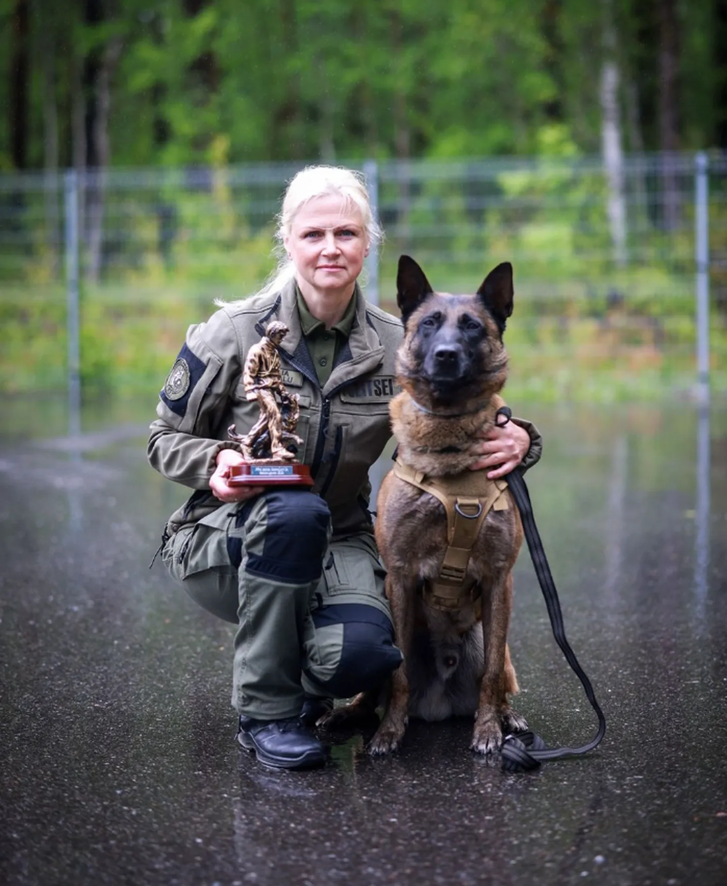 Koerajuht Julia Eesalu koos teenistuskoera Sharkyga.