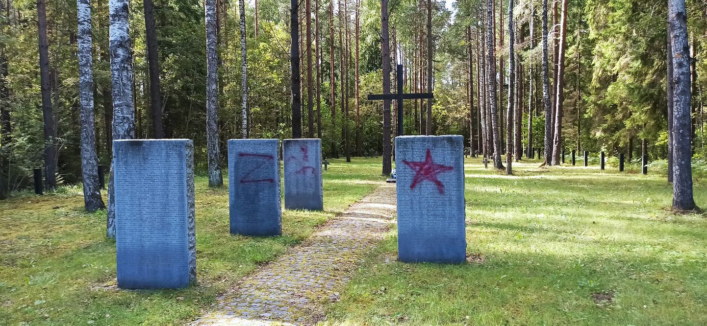 Вандалы нанесли на поминальные плиты знак вторжения российских войск в Украину – букву Z.