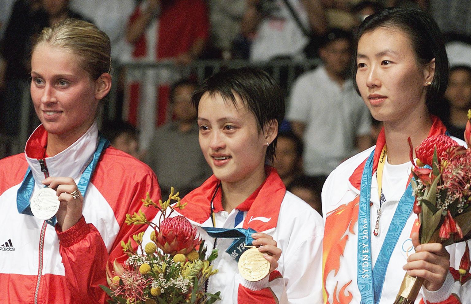 Sydney olümpia naiste sulgpalli üksikmängu esikolmik: hõbedane Camilla Martin (vasakult), kuldne Gong Zhichao ja pronksine Ye Zhaoying.