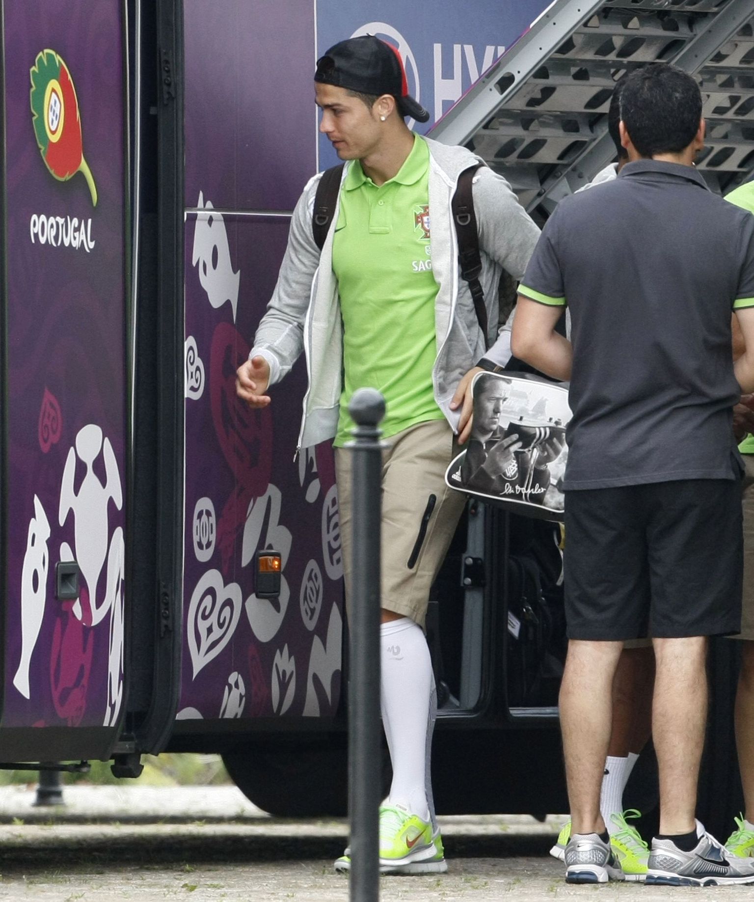 Роналду покидает отель, где проживала сборная Португалии.
