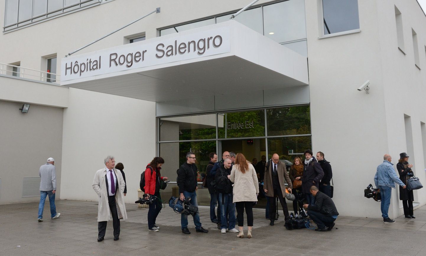Ajakirjanikud ootavad teavet Lille'is  Roger Salengro haigla (CHRU) eest. ET