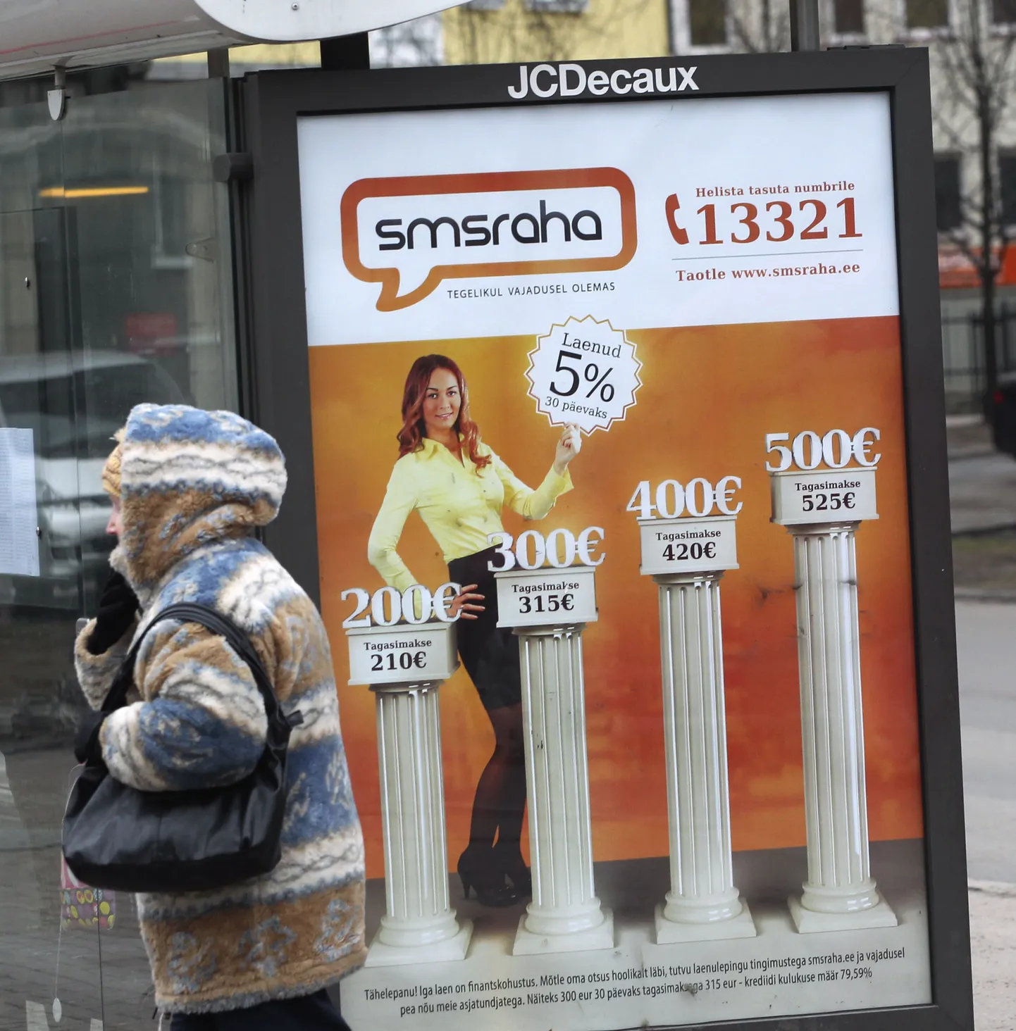 Finantsteenuse reklaam bussipeatuses.