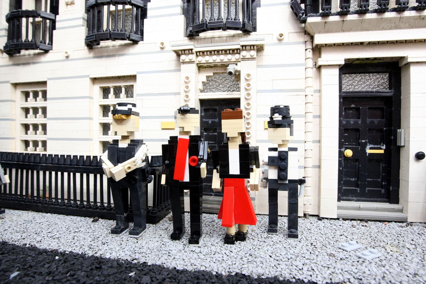 Lego klotsidest valmistatud Gordon ja Sarah Brown (keskel) koos kahe politseinikuga.