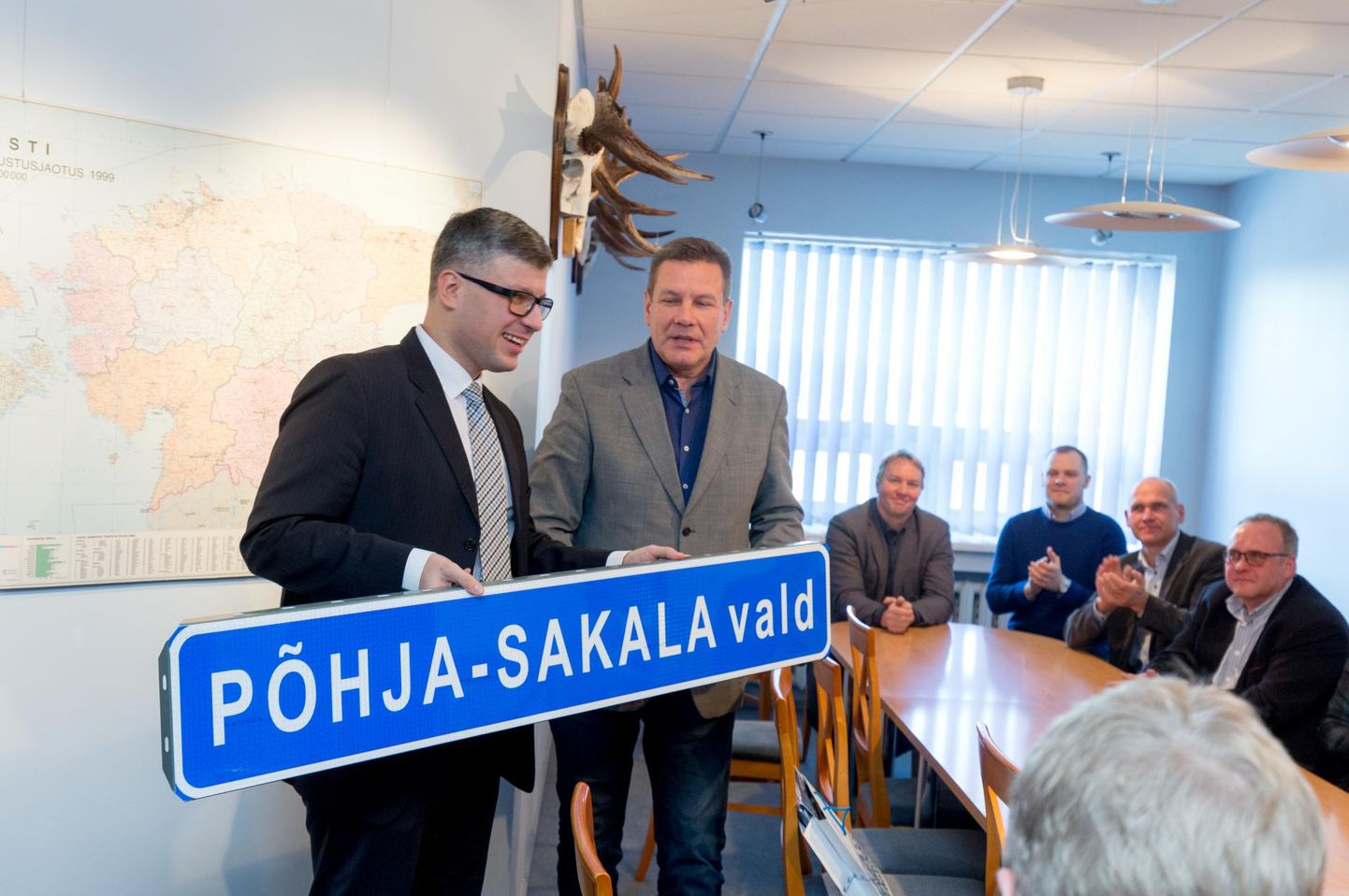 Mullu 6. jaanuaril käis toonane riigihalduse minister Mihhail Korb Viljandimaal ja kinkis uutele valdadele sildid. Põhja-Sakala valla esindajana võttis kingi vastu volikogu esimees Arnold Pastak.